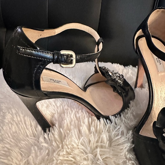 Size 39 Prada heels - Picture 3 of 6